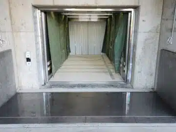 passive-tilting-flood-barrier-lift-protected-2